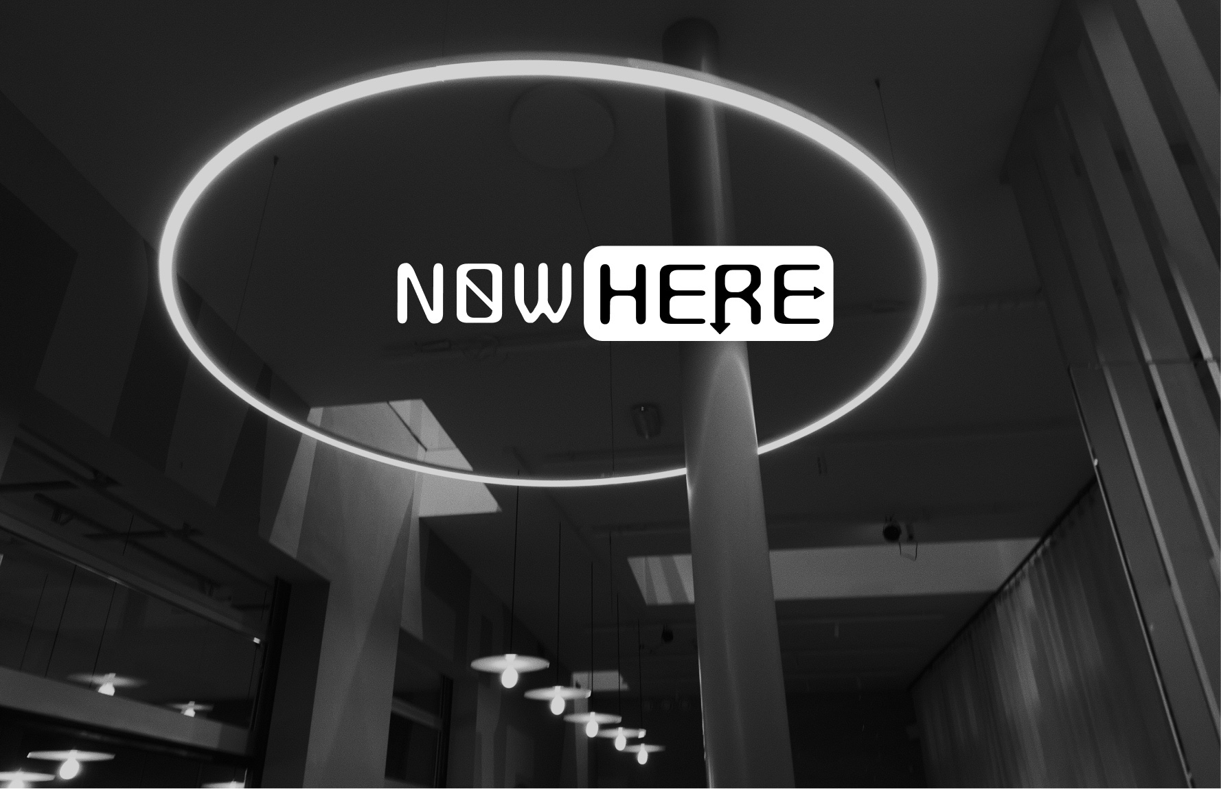 De entree van stichting nowhere met het Now Here logo in het midden!